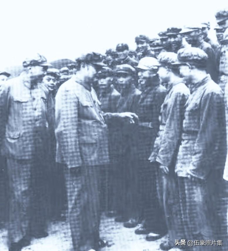 1965年夏，张宗逊陪同叶剑英在大连棒槌岛视察，并与守岛战士亲切交谈的照片。当时