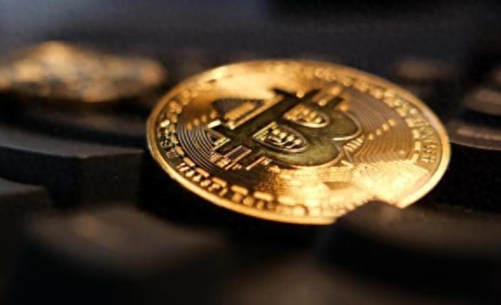 这个周末，加密货币市场突然涨了起来。
比特币、以太坊这些主流币种都涨了超过1%，