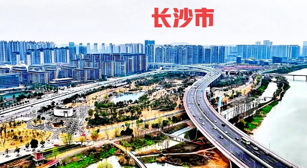 长沙城区的交通，特别是环境这方面还是有很大进步的！不过，在个人看来，光进步还是远