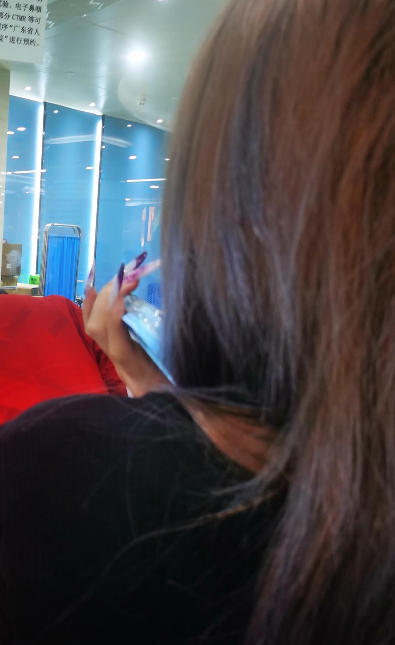 女孩子的美甲，确实很美。

昨天，去医院就诊。排队缴费时，前面一位女孩子的指甲映