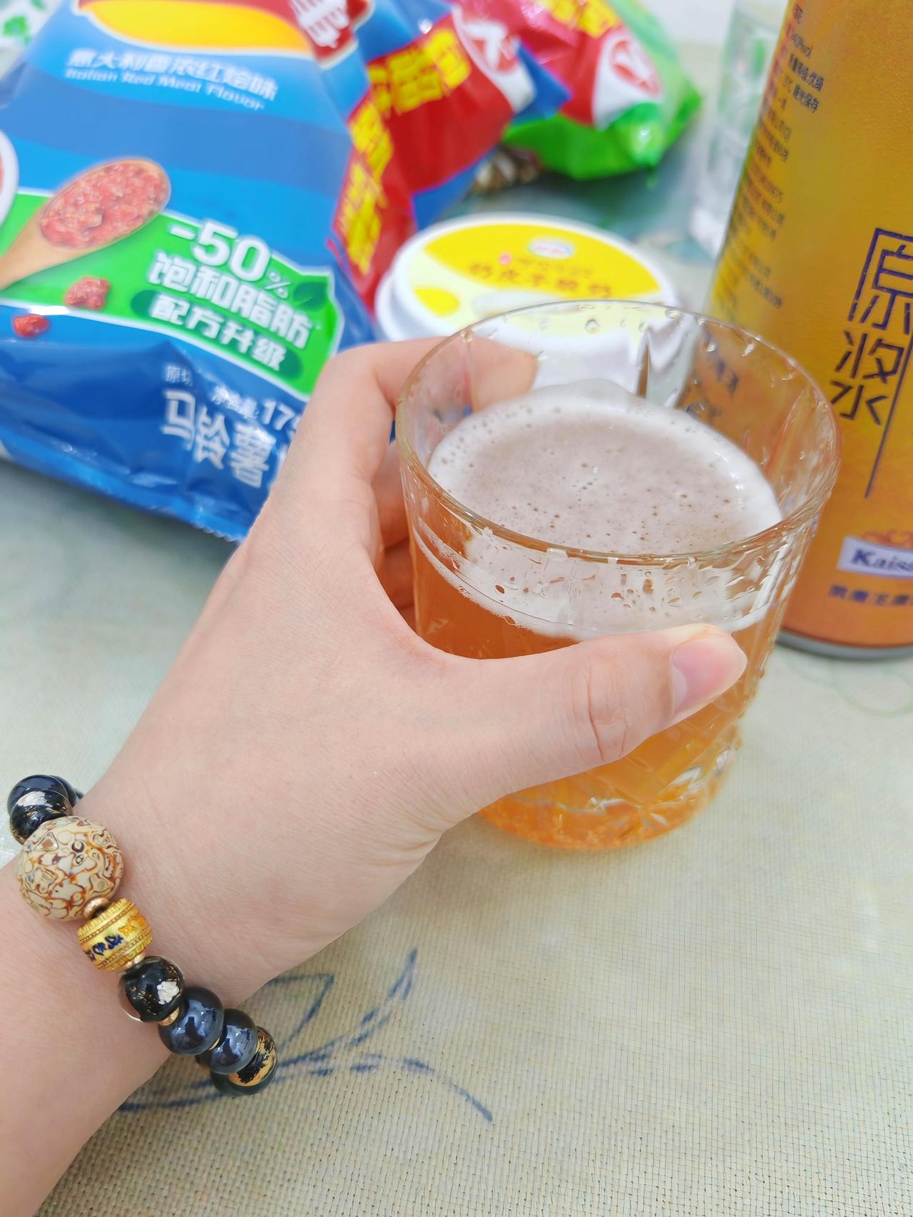 微醺是结束一天最好的方式，醉眼看世界，事事皆温柔。或许我们不是真的热爱酒，只是热