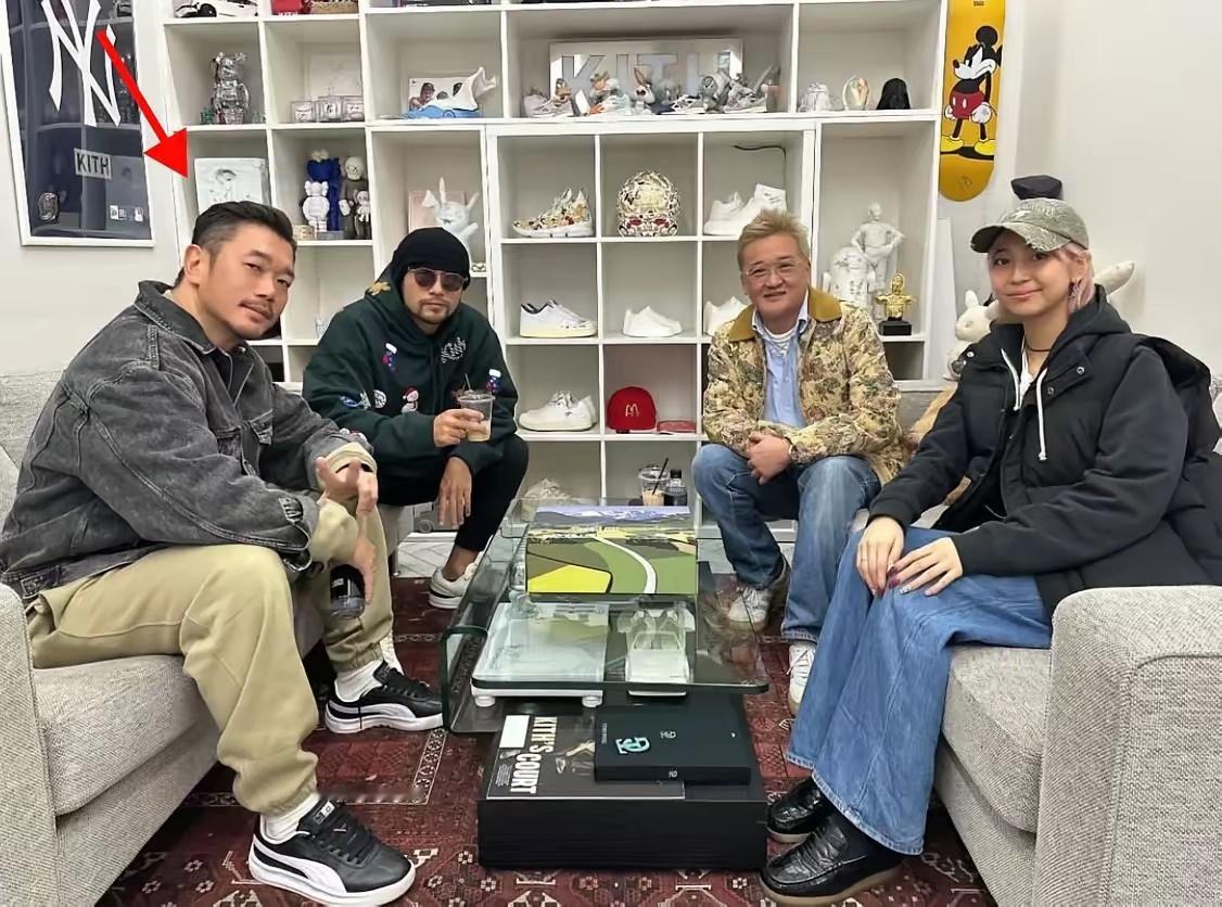 周杰伦昨天晒他的生意合伙人！话说，周杰伦的合伙人平时跟具俊晔挺聊得来，他们经常在