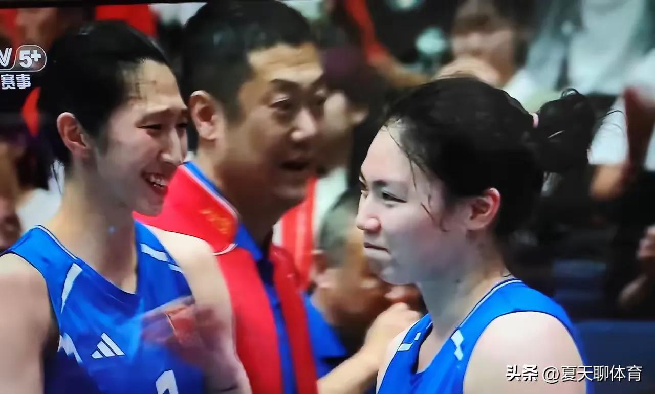 张籽萱在赢球后哭了，也许这是一种不甘吧。
在赢了泰国女排之后，队员们兴奋地庆祝着