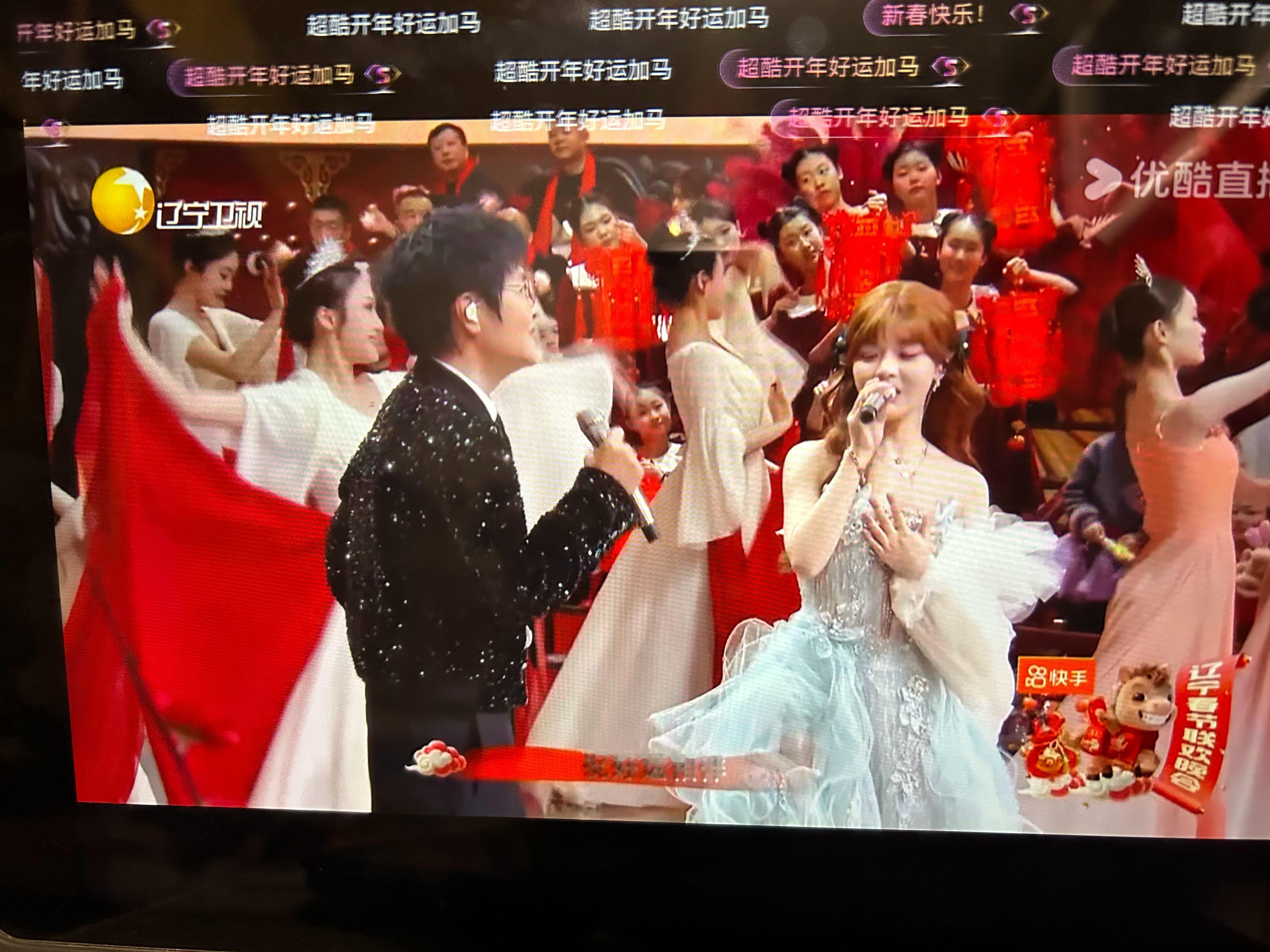 辽宁卫视春晚结尾曲，孙楠和黄霄雲唱得真好听啊！ 