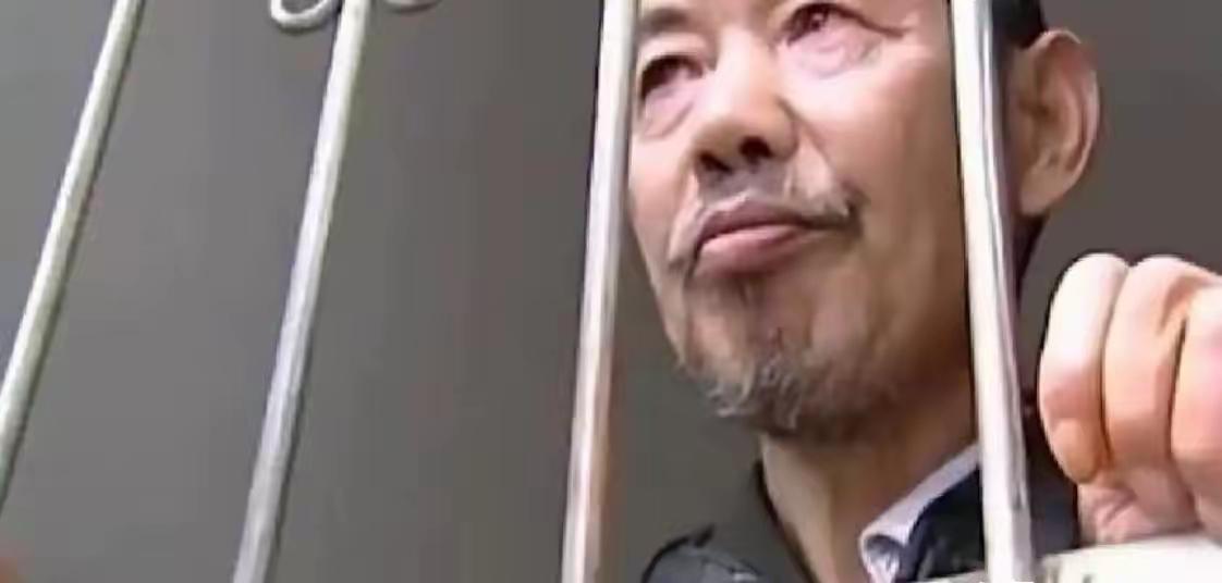 看完这件事心里堵得难受，普通人好心帮邻居维权，没吵没闹更没犯法，硬生生被扣上精神