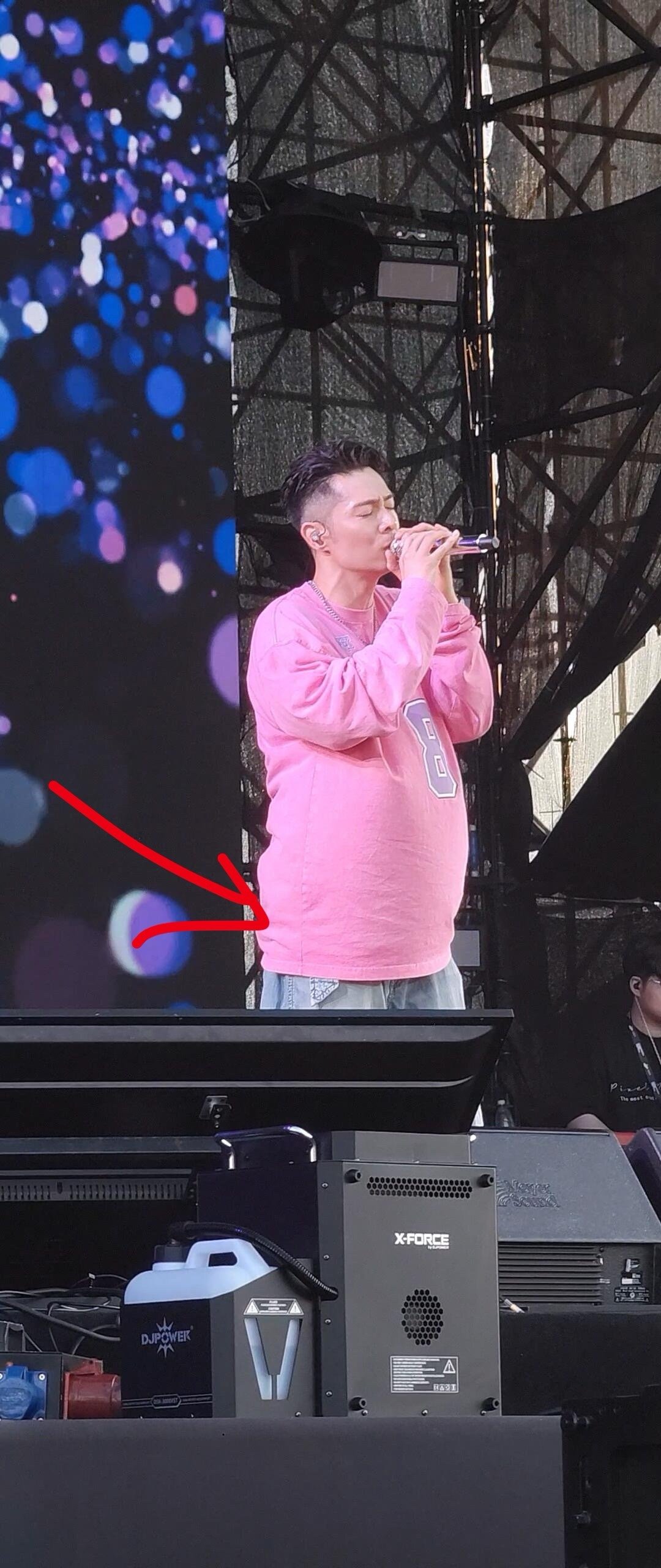 周柏豪草莓音乐节，看成郭富城体验孕妇装🤣 ​​​