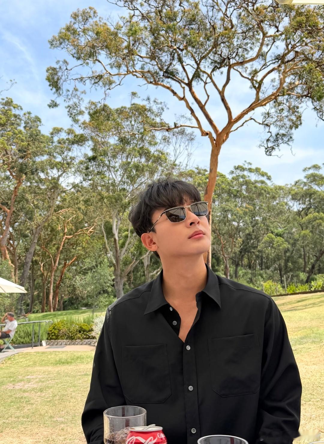 张晚意分享的一组日常～“没看过沙漠下暴雨，但亲吻了考拉和袋鼠。” 