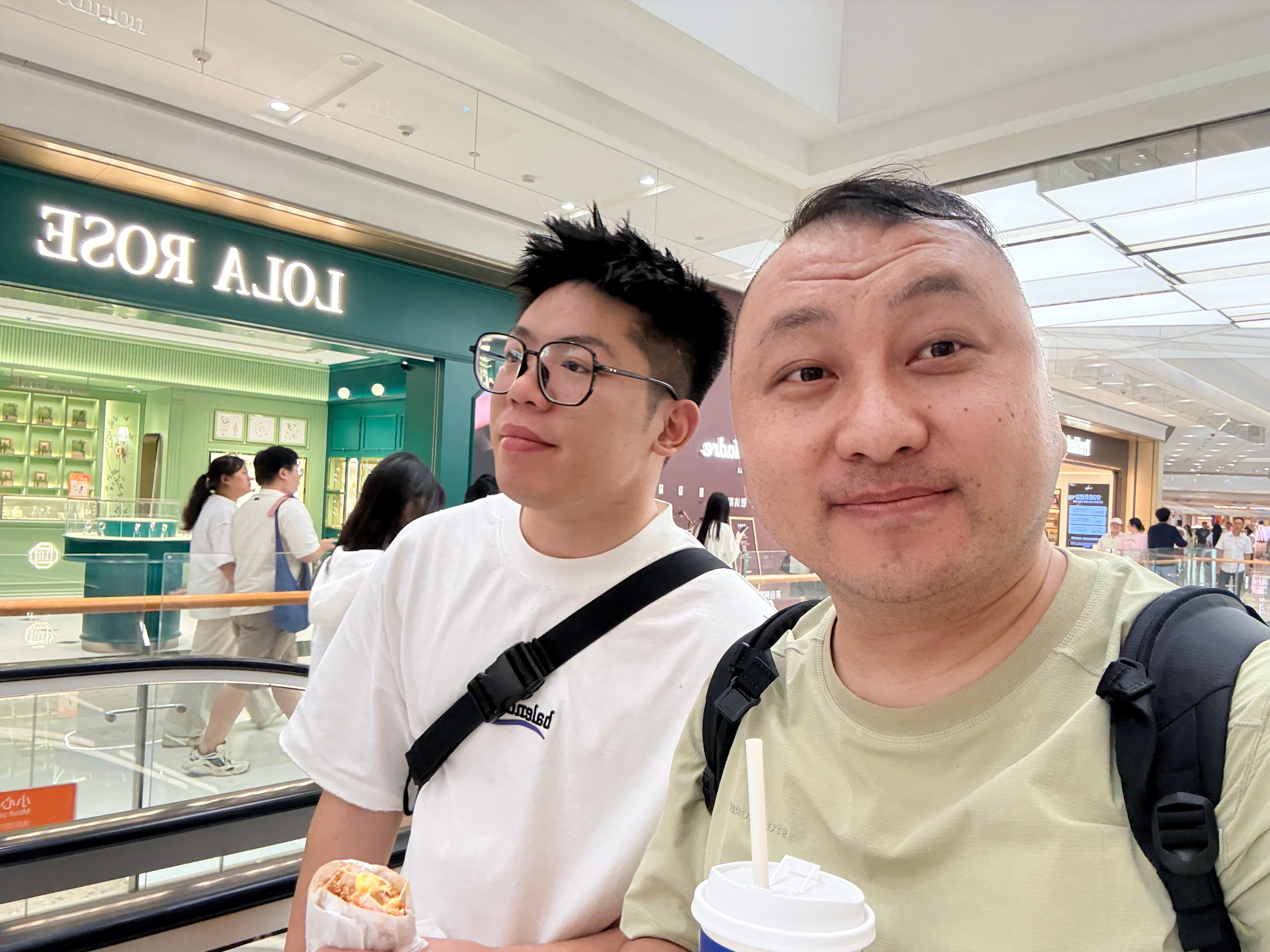 遇到我们公司千万播放美食达人，他说最近心累，聊了三个对象，注意不是同时谈的，是 