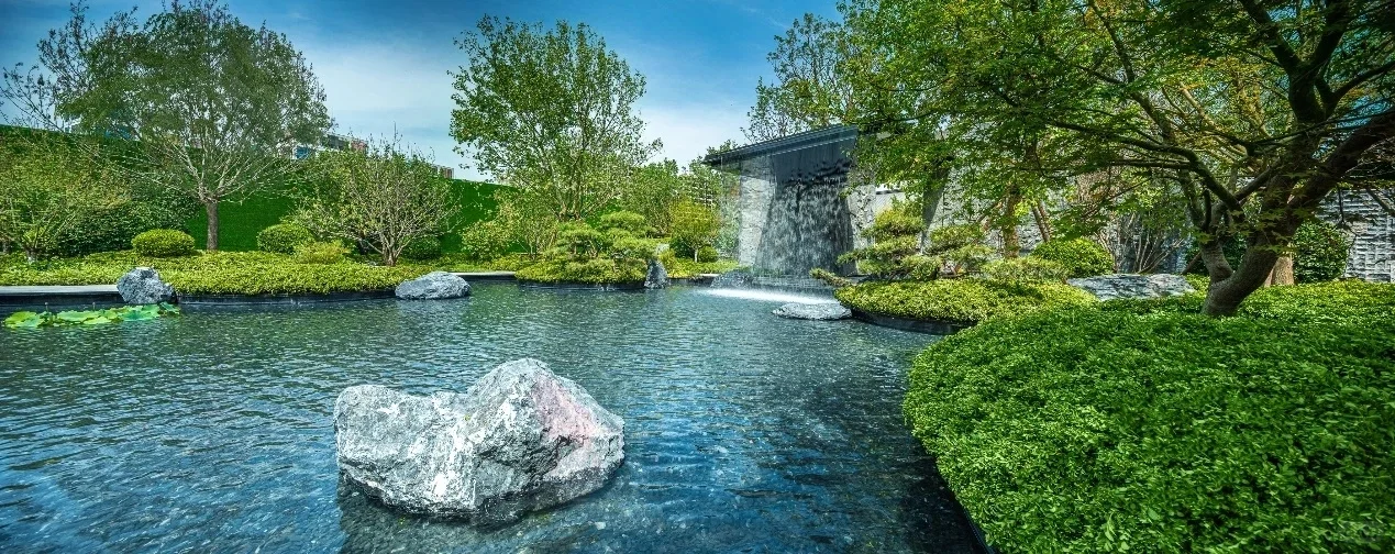 走入中建·房山国贤府小区约45米长，5.5米高的大门，气宇轩昂。古典木色的门扉，...