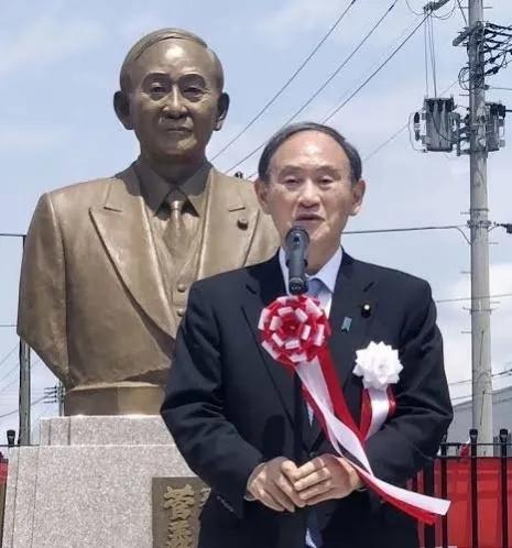 日本前首相菅义伟为自己铜像揭幕，中国网友好心提醒：上一个立铜像的叫安倍晋三。
最