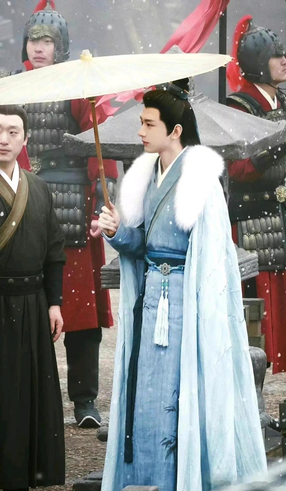 卢云的伟大从不是无敌强大，而是身处淤泥，心向苍穹；历经黑暗，心守光明。世人皆随乱