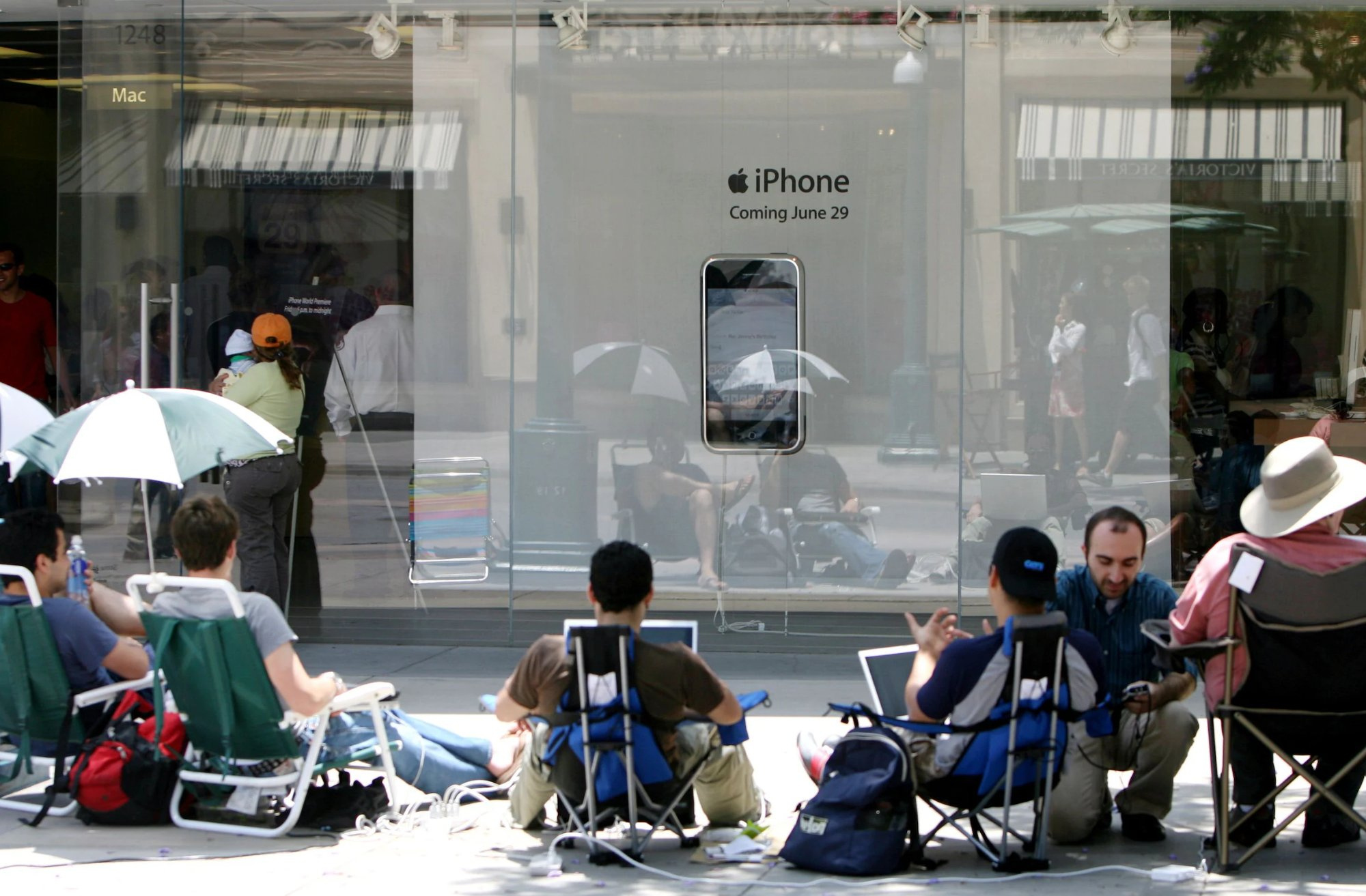 说起来你们可能不信 以前的iPhone是要提前一天排队买的iPhone17真涨价