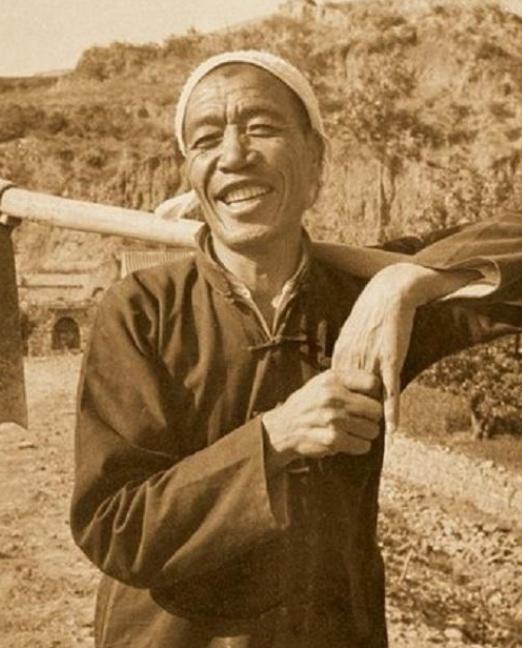 1980年，农民出身的陈永贵辞去国务院副总理职位，临行前，向华国锋道别，他满心感