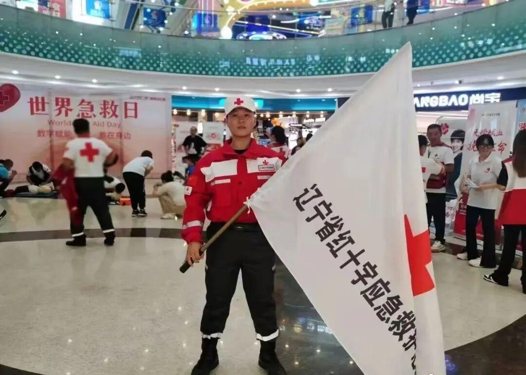 近日，辽宁沈阳一对父子不慎落水，大学生金城龙为营救落水父子，坠入冰河，不幸牺牲。