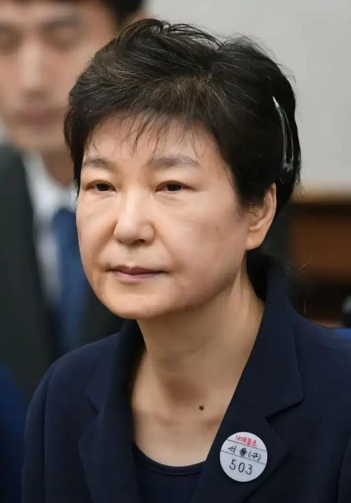 万万没想到，尹锡悦内乱罪一审宣判之际，出狱三年的朴槿惠竟然也惹上了官司！究竟是巧