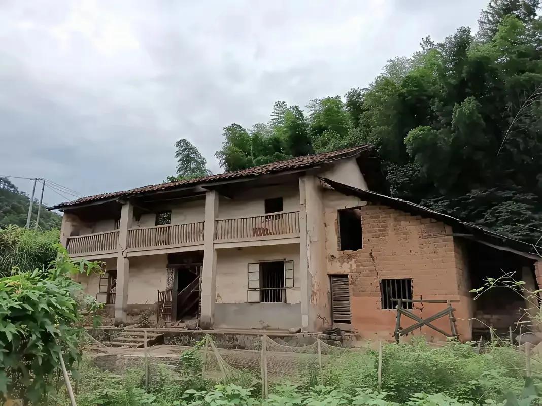老家80年代的房子，是父母在世时建的，现在还保留着。我今年初退休了，是继续住在省