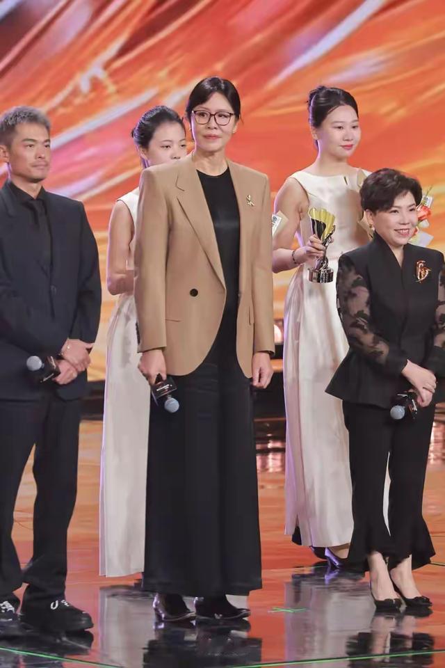 知道她个头矮，不知道她这么矮。
知道她个子高，却不知道她这么高。
身高 
郎平