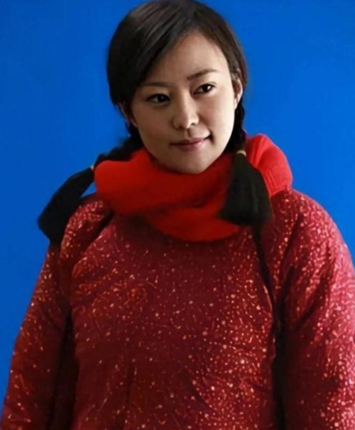 1971年，北京知青邵东平娶了地主家女儿。在新婚之夜，妻子问他：“东平哥，我家出