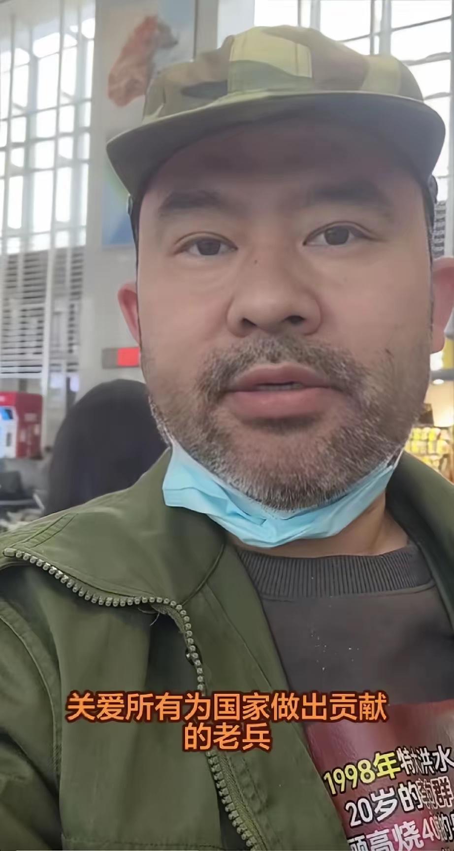 一个扛过枪保家卫国的人被一个保安刁难，这是社会的悲哀。

保安虽已被开除并道歉，