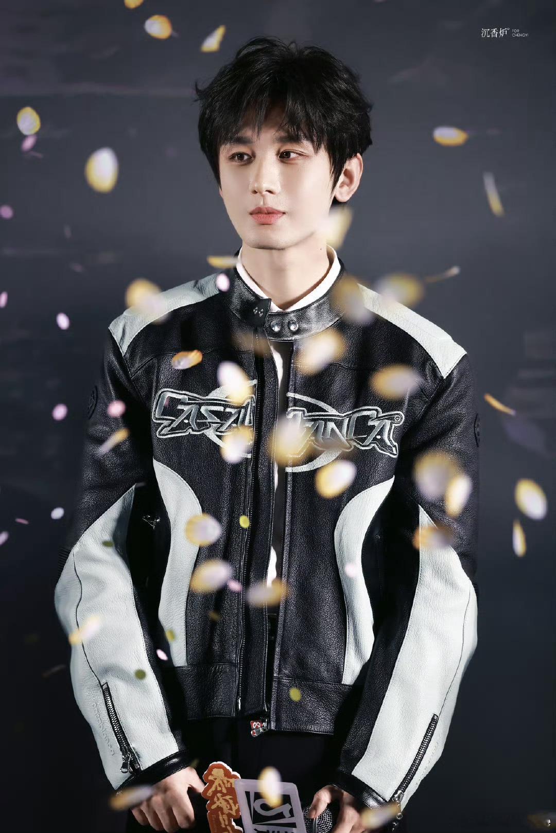 成毅 求求你们再看一会吧《长安二十四计》真的特别好看，节奏快到飞起，台词信息量大