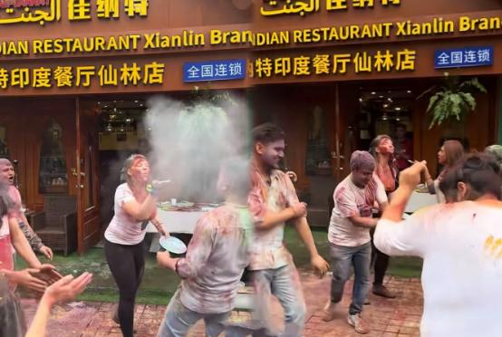 南京这回给全国打了个样，必须点赞！
 
6月12号下午，南京仙林大学城的街边，一