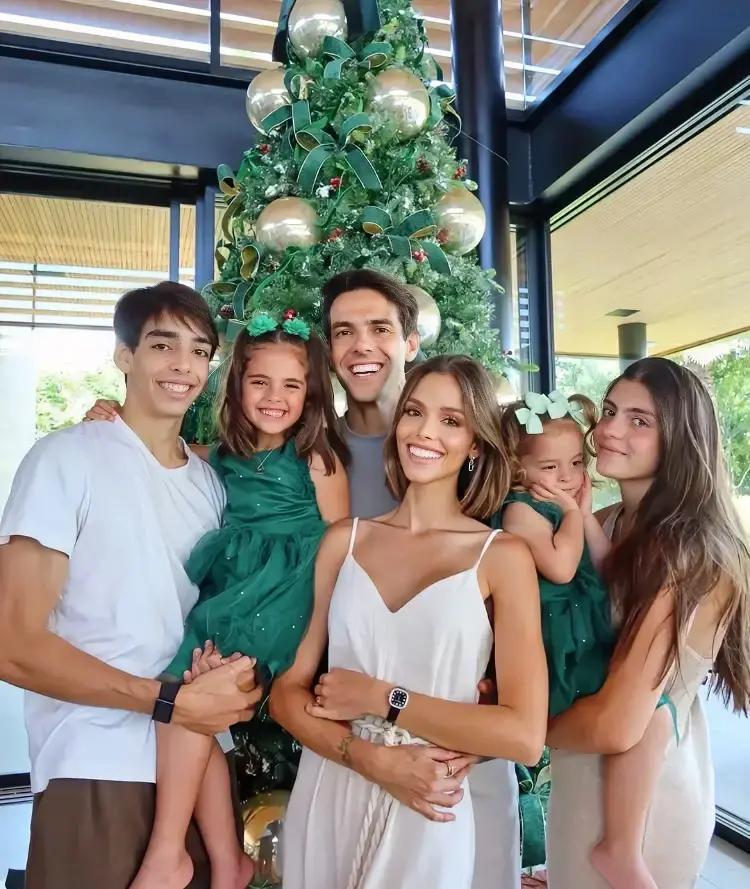 他退役6年，ins点赞却比C罗晒奖杯还高280万。
 
卡卡圣诞全家福刚发3小时