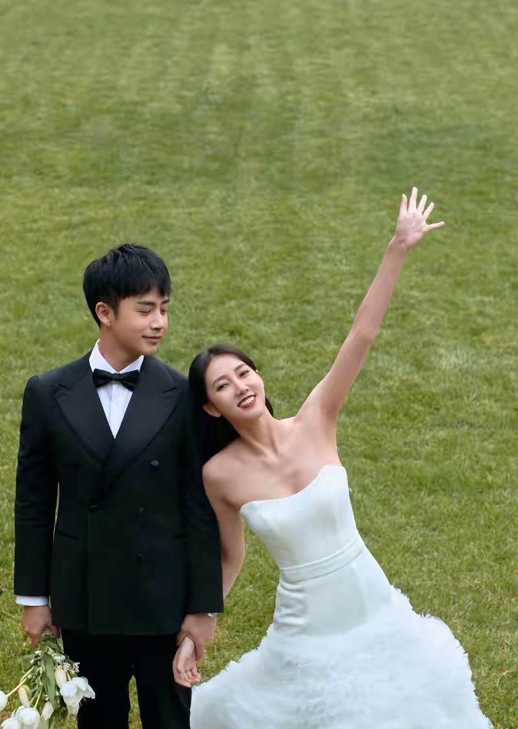 来前好好的，回不去了，
歌手弦子跟老公李茂去迪拜度假，
没想到突然就打起来了，