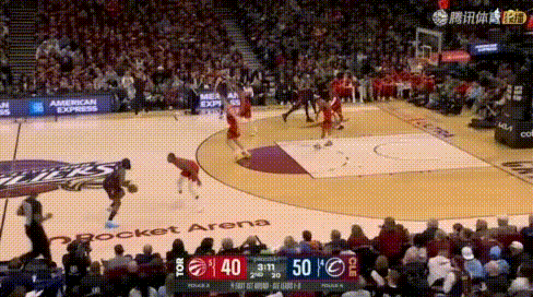 哈登3不沾，米切尔这眼神：哥，你嗨了啊！
2节米切尔连进3分（图6-7），哈登：