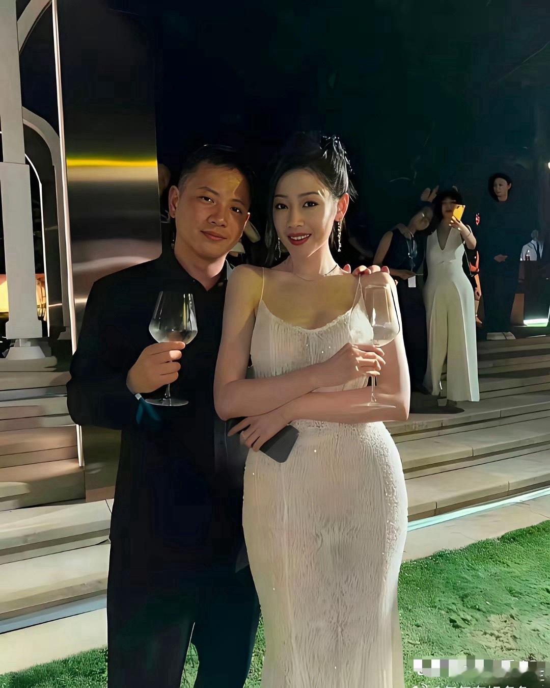 张天爱这有点夸张了吧！不过这种体型穿旗袍特别好看 