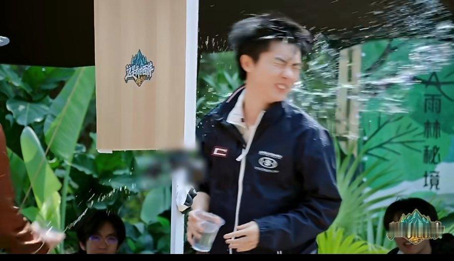 刘耀文说心疼马嘉祺哈哈哈哈，马嘉祺怎么跟谁玩都在被泼被这个泼完被那个泼，给我乐毁