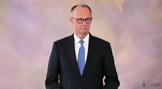 德国总理默茨表示，俄罗斯正在使用各种手段威胁着欧洲的安全。
本月初，普京对记者说