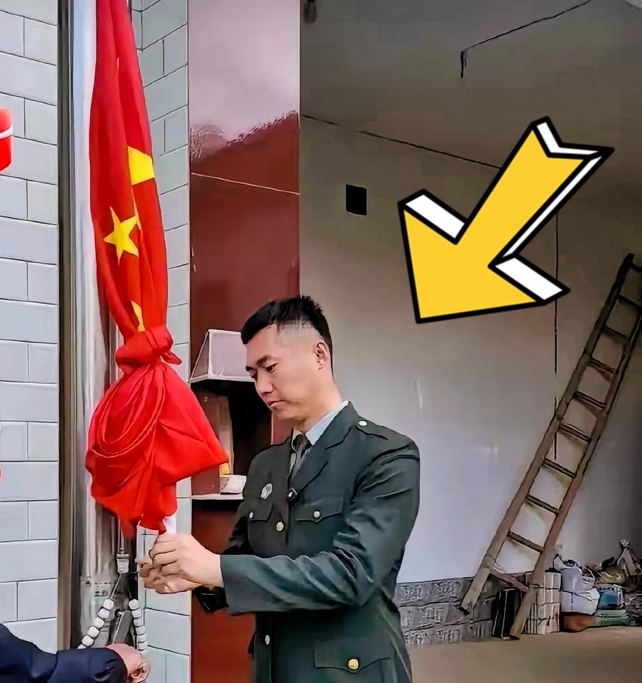 听说有位退伍八年的邻居，每天坚持在阳台升旗！三十好几不去跑外卖干零活，旁人都议论