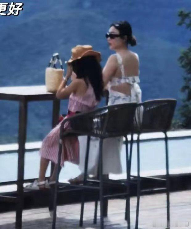 #偶遇霍思燕带女儿喝下午茶#霍思燕与杜江的‬这个‬女儿一直从‬未公开露面，夫妻俩