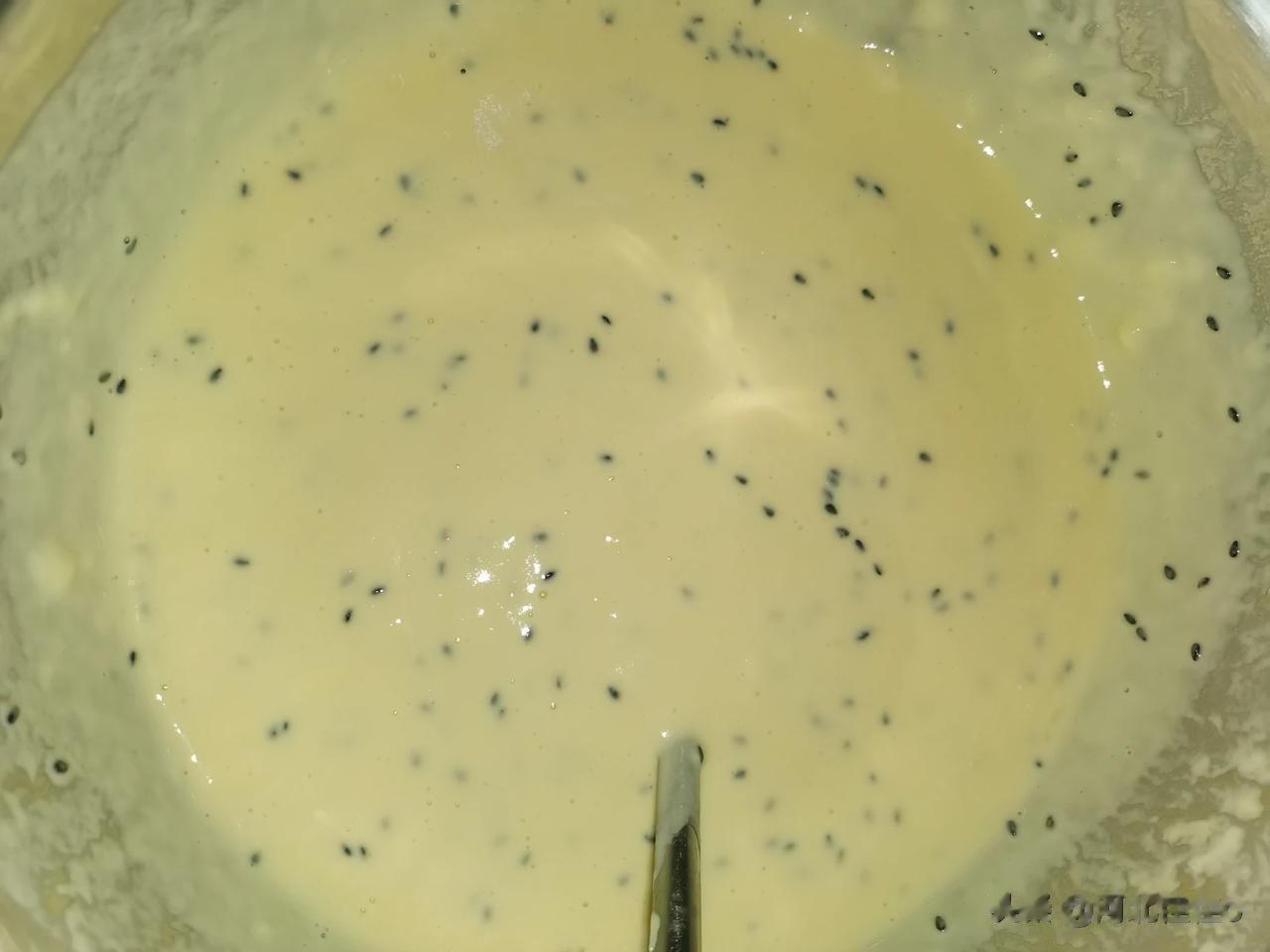 芝麻小软饼配猪耳朵，再来碗黄沥沥的小米粥，安排！
简单的晚饭，幸福的味道😁