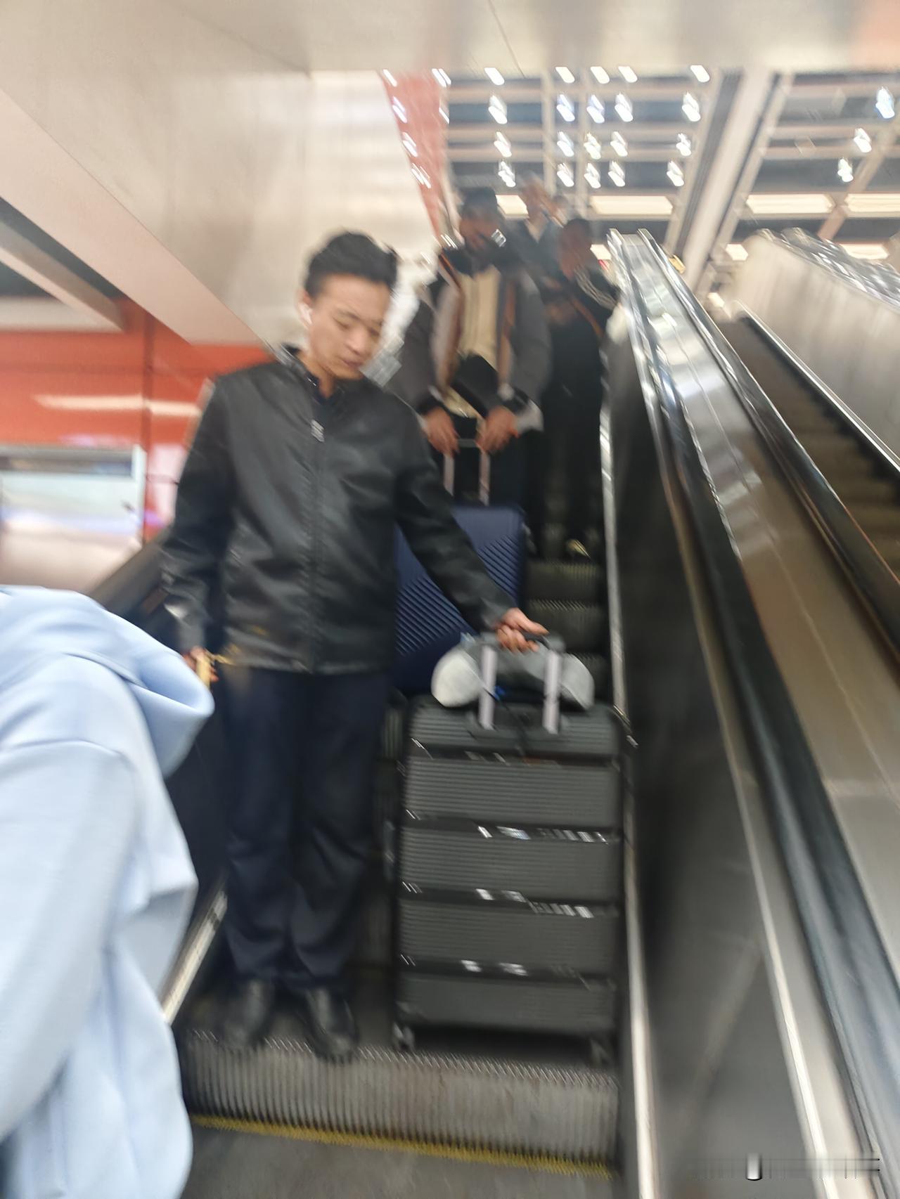 暖心善举显担当 平凡身影耀文明
 
12月14日清晨，在燕塘地铁站，暨南大学穗华