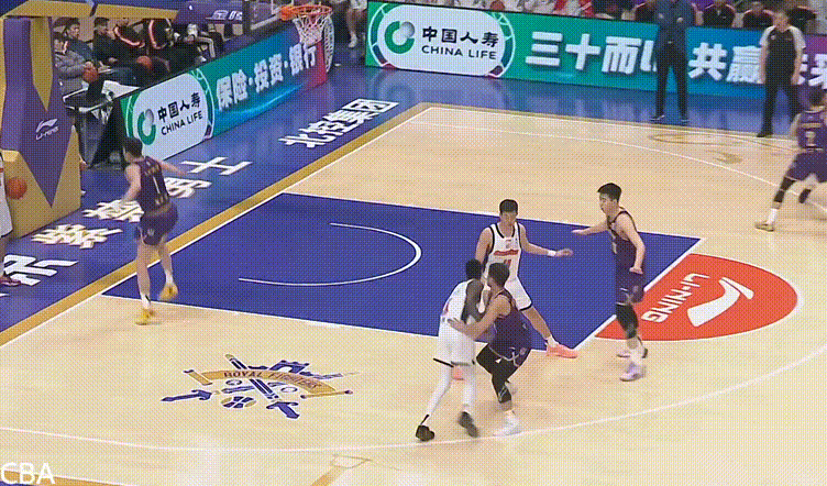 关键时刻还是萨姆纳靠谱啊，造到对手无球犯规+前场篮板哈哈哈，恭喜广东队客场带走胜