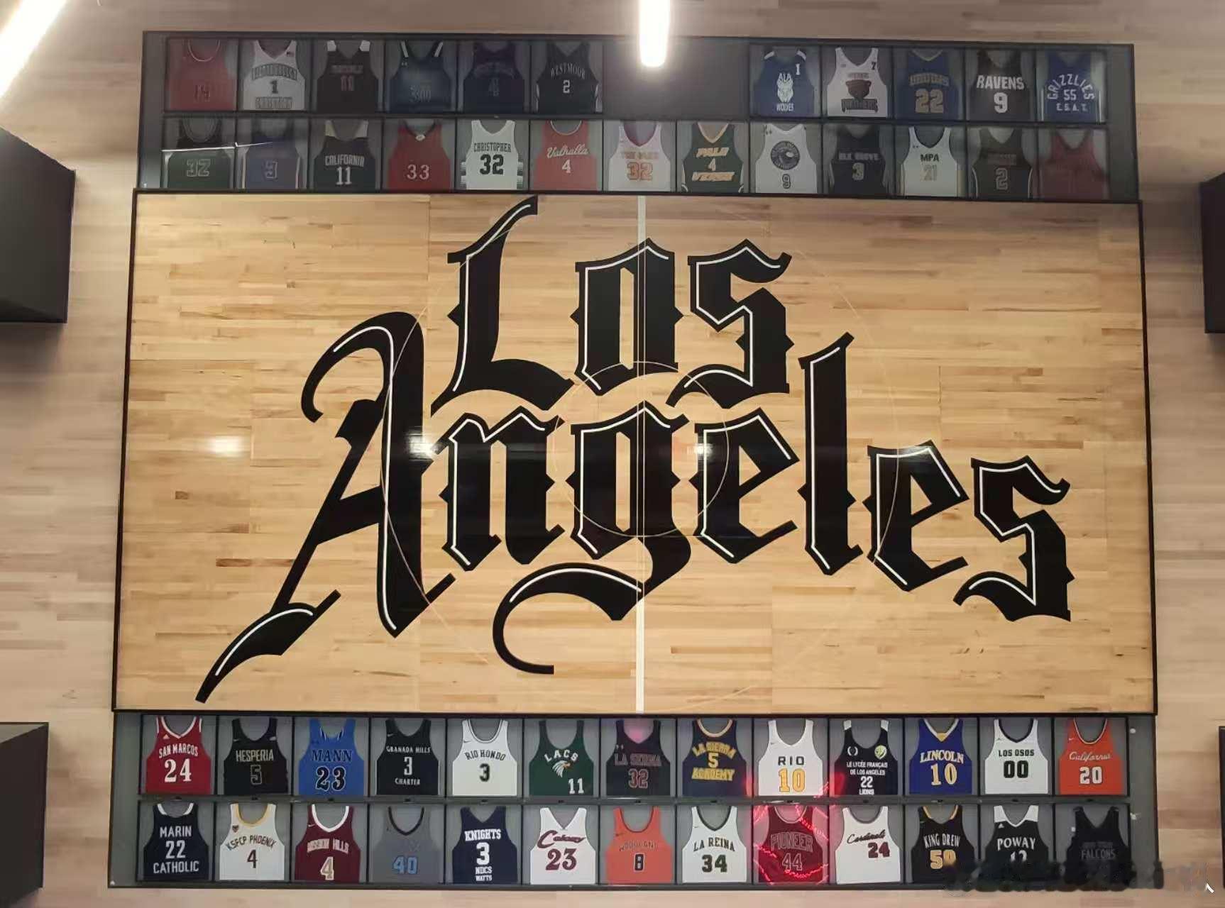 快船主场的球衣墙，有没有大家熟悉的身影！ 