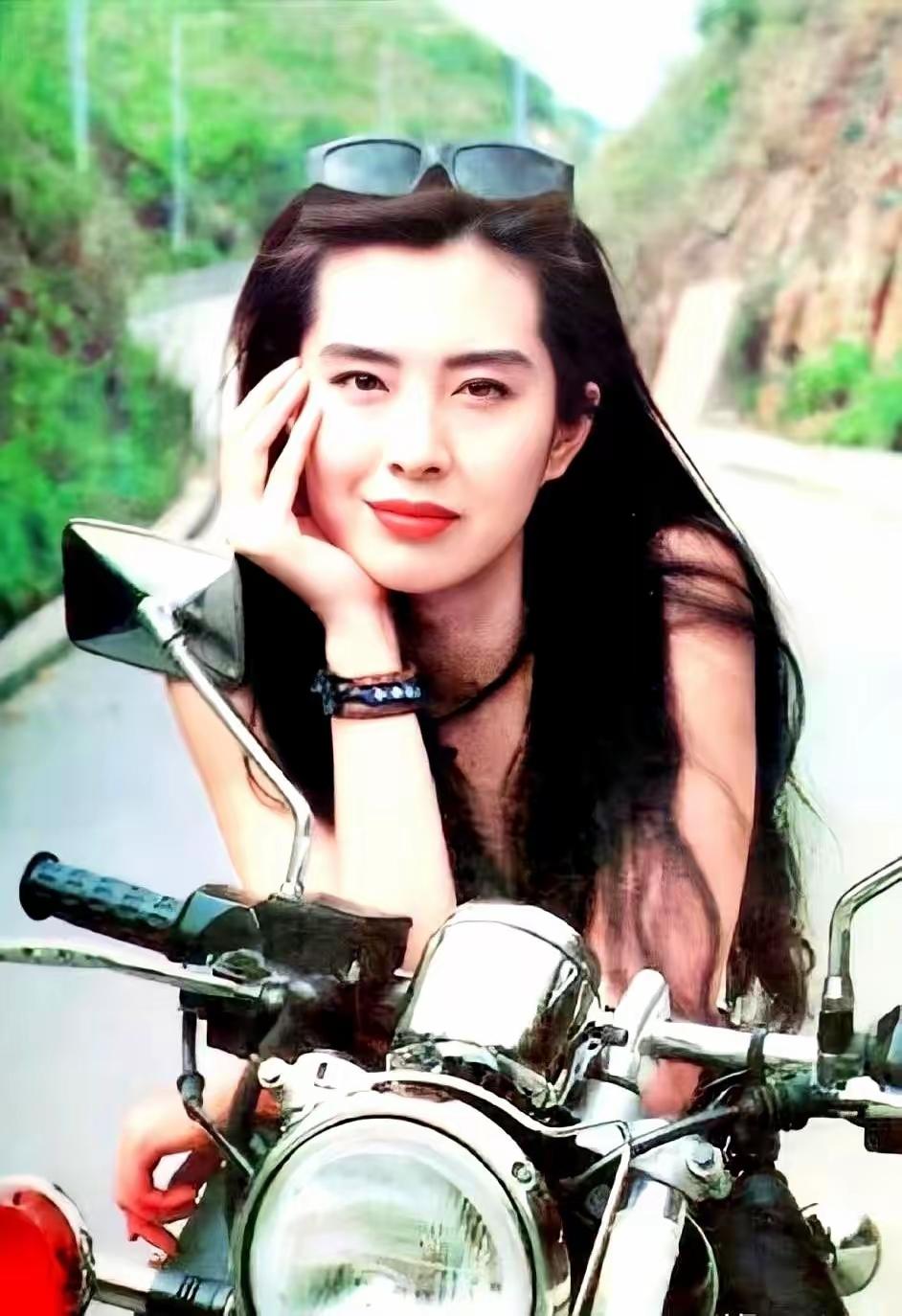 年龄大的艺人迎来了新的赛道。把脸授权给AI。
如今已经是59岁的王祖贤，竟然把自