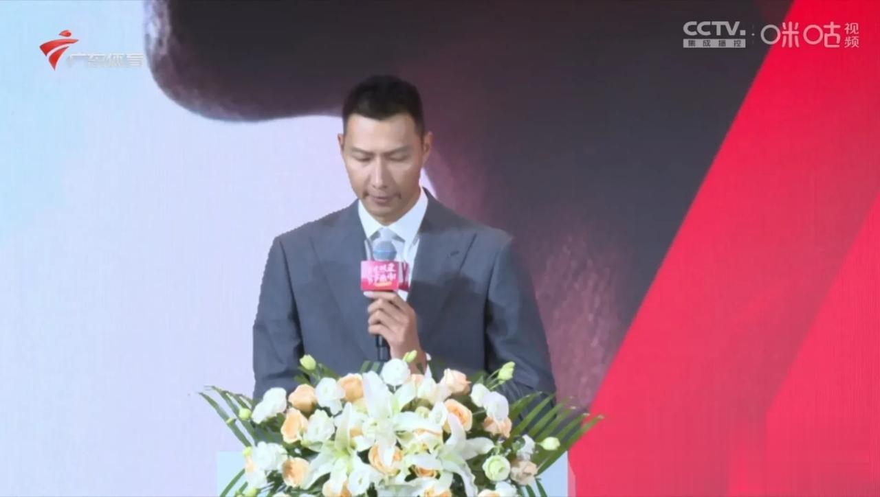 易建联退役仪式观后感:
1、杜锋、朱芳雨缺席，挺意外的！不会像阿联调侃的，在直播
