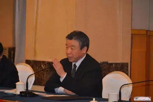 2013年，卢展工因职务变动即将离开河南，河南的民众对他依依不舍，在他主政河南期
