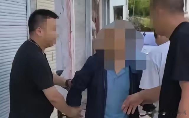 四川宜宾，一男子看上了已婚女邻居，趁其丈夫不在家经常深夜摸进女人的房间里，二人背