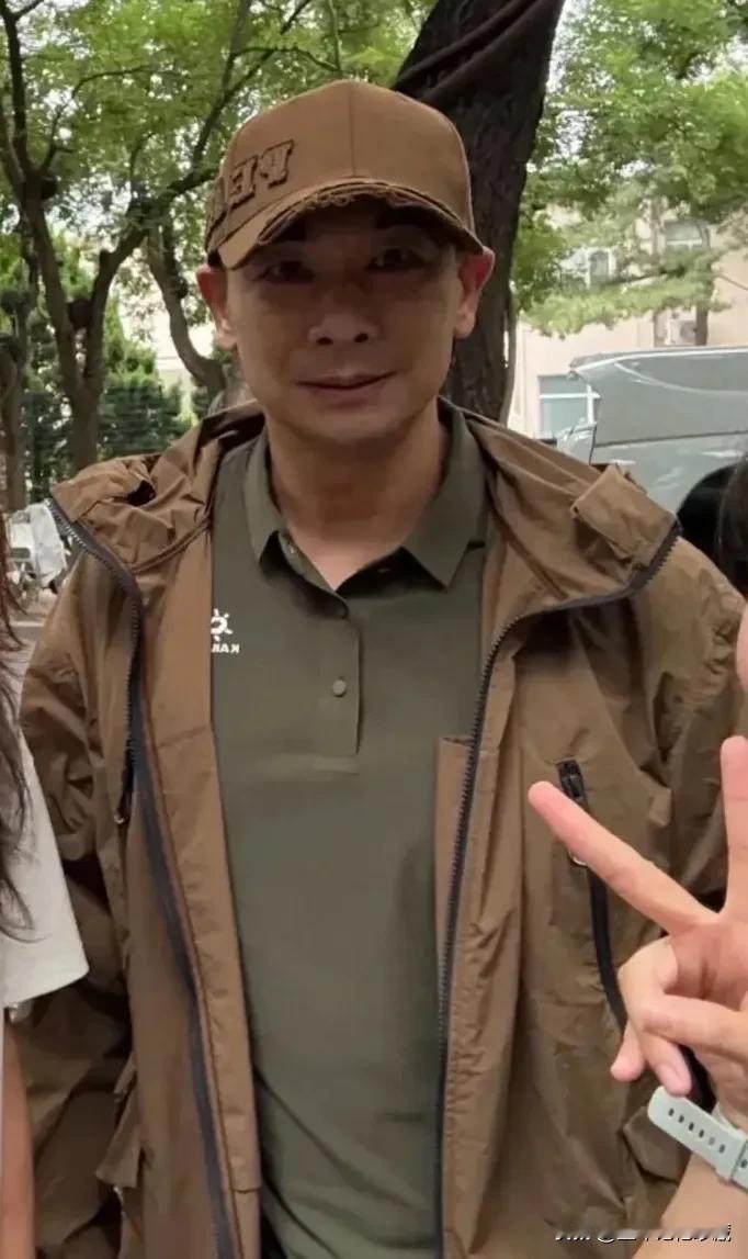 近日，著名武打明星赵文卓现身北京，一身古铜色衣服时尚潮流，内搭军绿色pole衫，