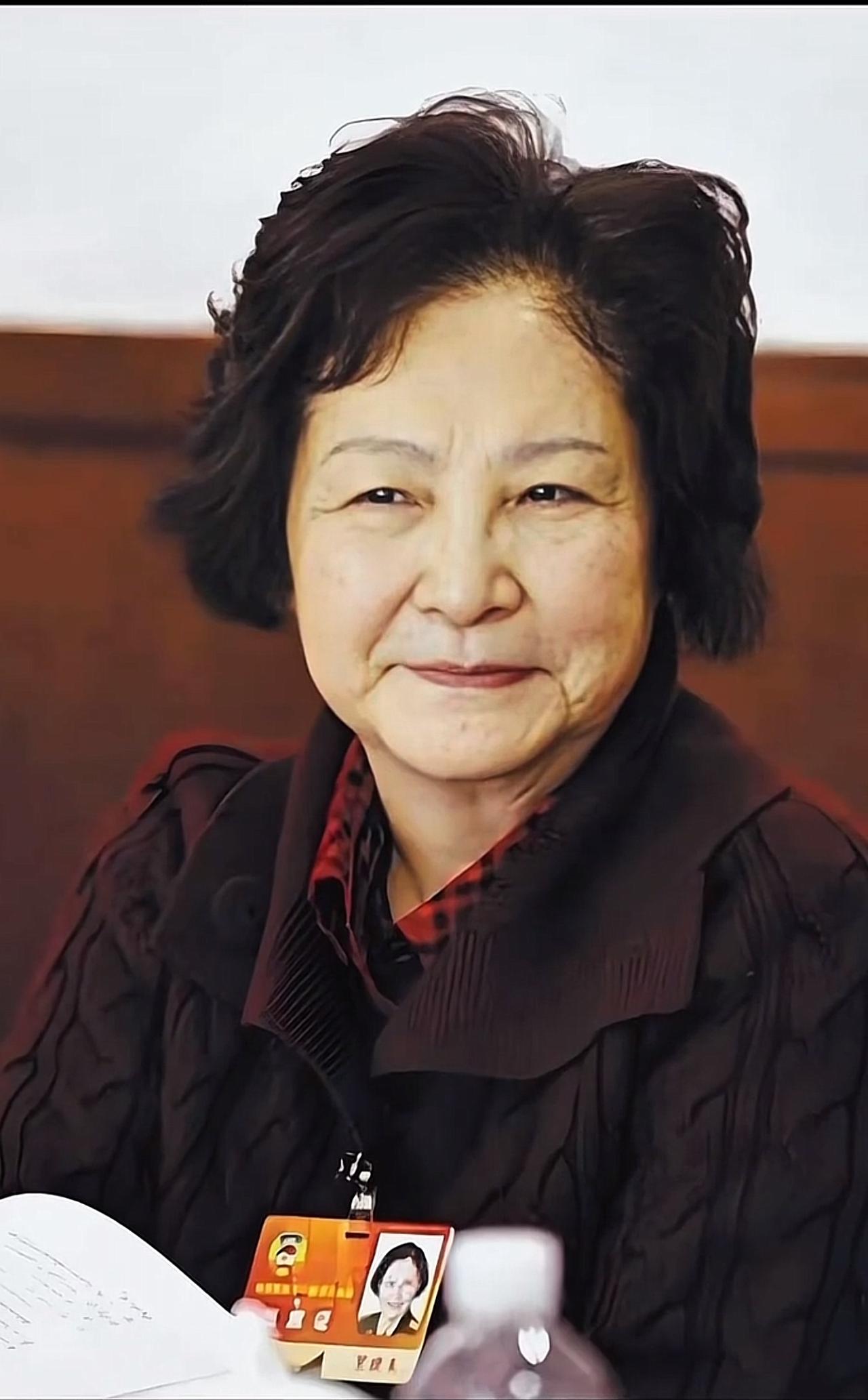 她是元帅之女，1935年出生，是长征中年龄最小的红军，毕业于北京大学历史系，历任