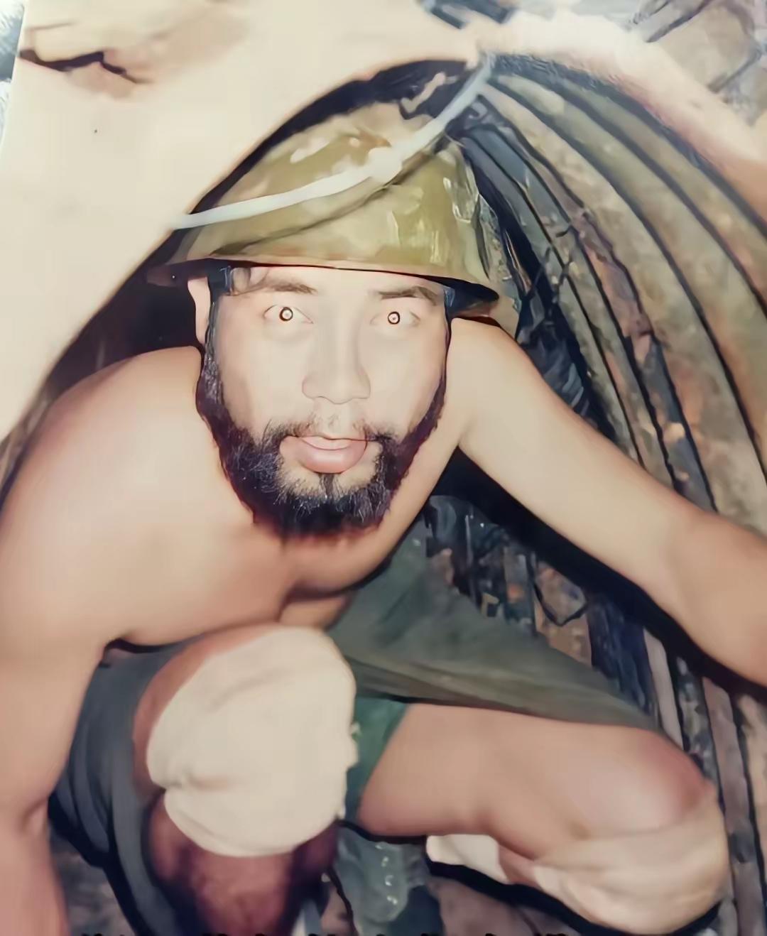 这是在老山前线的大胡子连长郑炳荣，1986年郑炳荣时任中国人民解放军兰州军区陆军