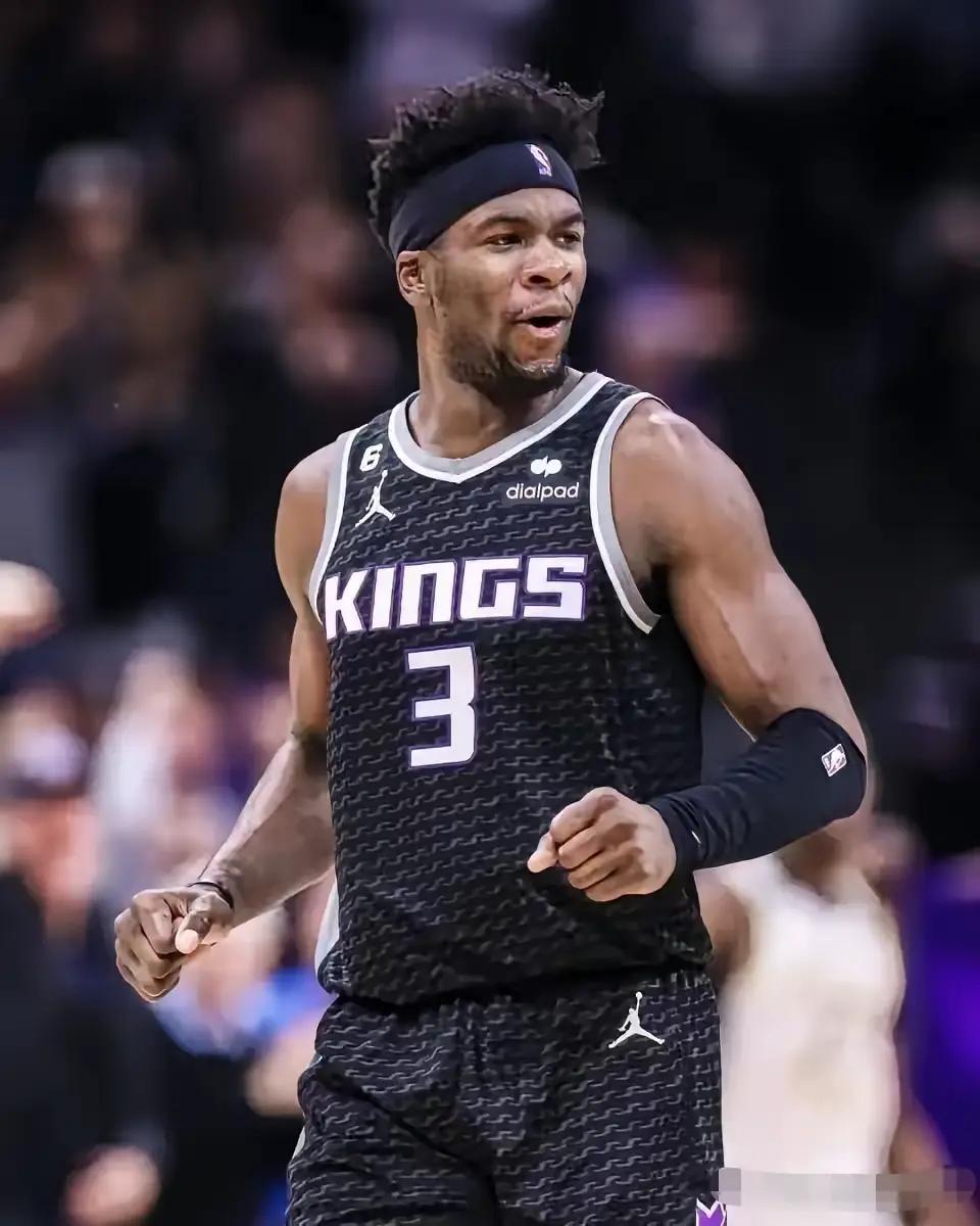 山东高速辞退了后卫鲍威尔后，急需一名小外来补充控卫实力。

据体育媒体报道，曾在