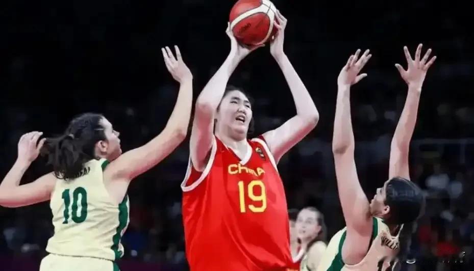 张子宇这么高！更重要的是她还是个健康宝宝👶🏻

今晚中国女篮在西安大战日本队