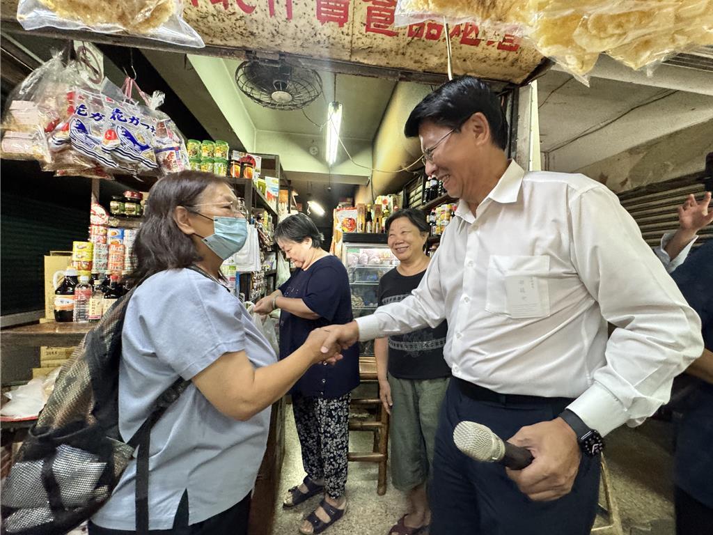 谢龙介回应蔡康永，巧妙避开不谈。
国民党台南市长参选人谢龙介针对蔡康永遭大规模网