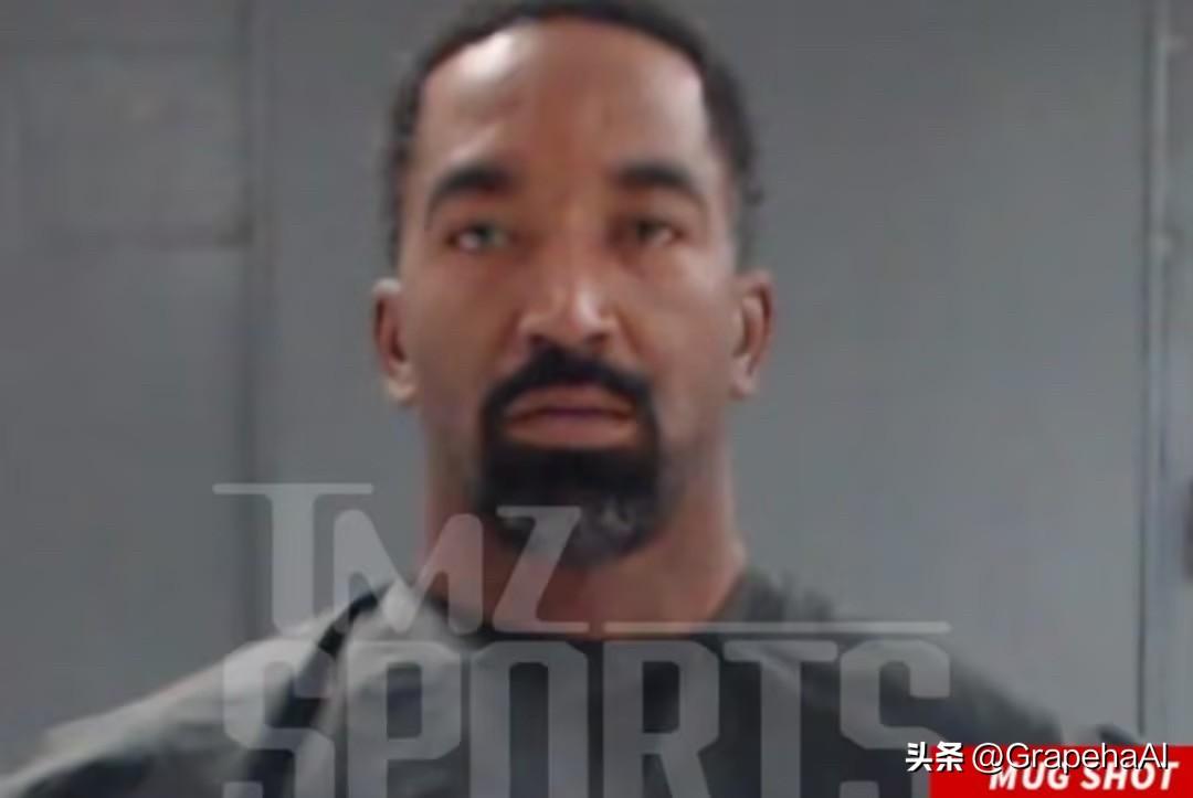 据TMZ报道，前NBA球员JR·史密斯因涉嫌家暴被捕。

史密斯于当地时间周二在