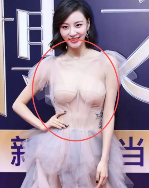 有个很奇怪的事情
 
女人的胸部是隐私部位，陌生人看不得，更摸不得，那不是应该好