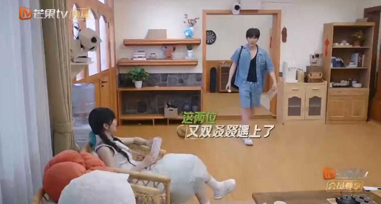 #田曦薇王安宇找线索又双叒叕遇见了#新一期《忙忙碌碌寻宝藏》中，田曦薇和王安宇再